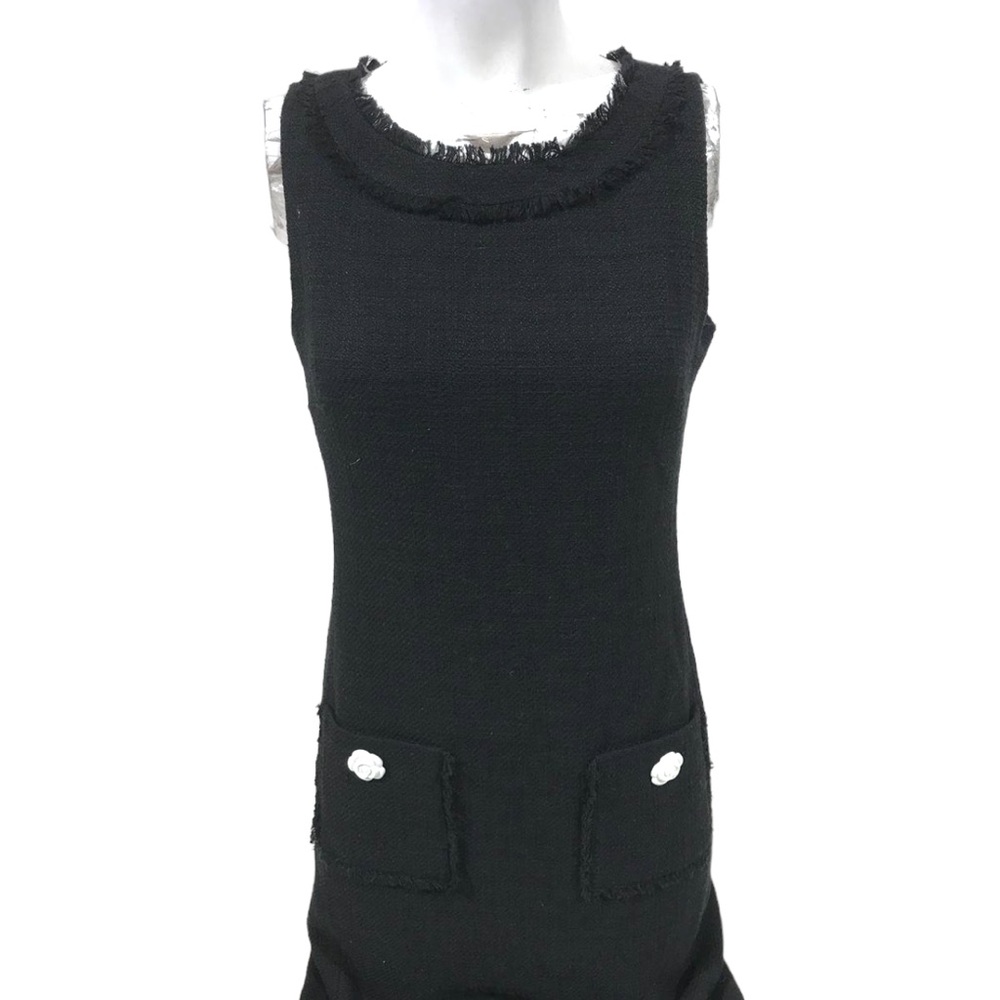 Chic Black Sleeveless Dress with Pocket Details